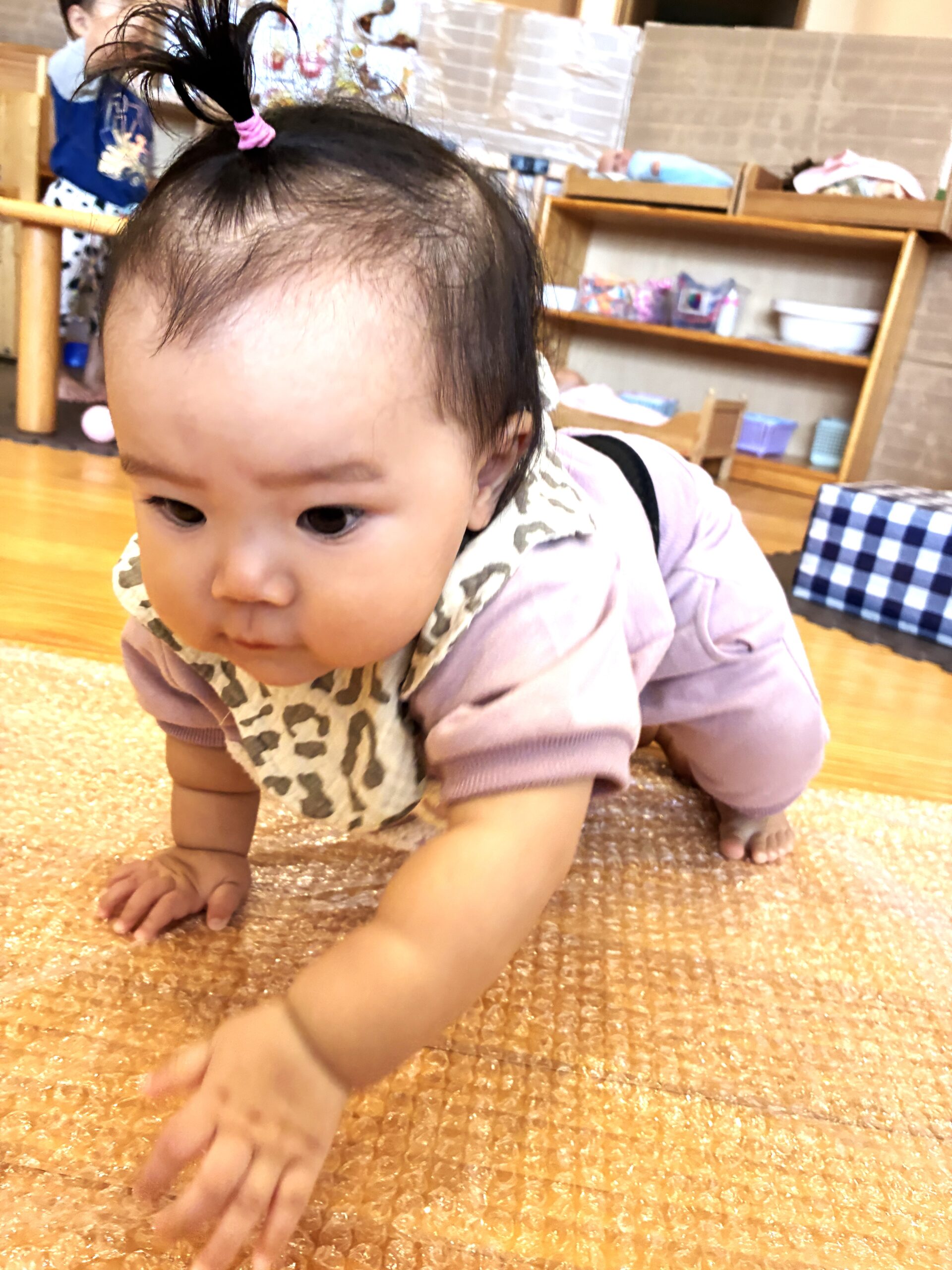 1歳児さんの感触遊び！プチプチの上をハイハイ～～♬