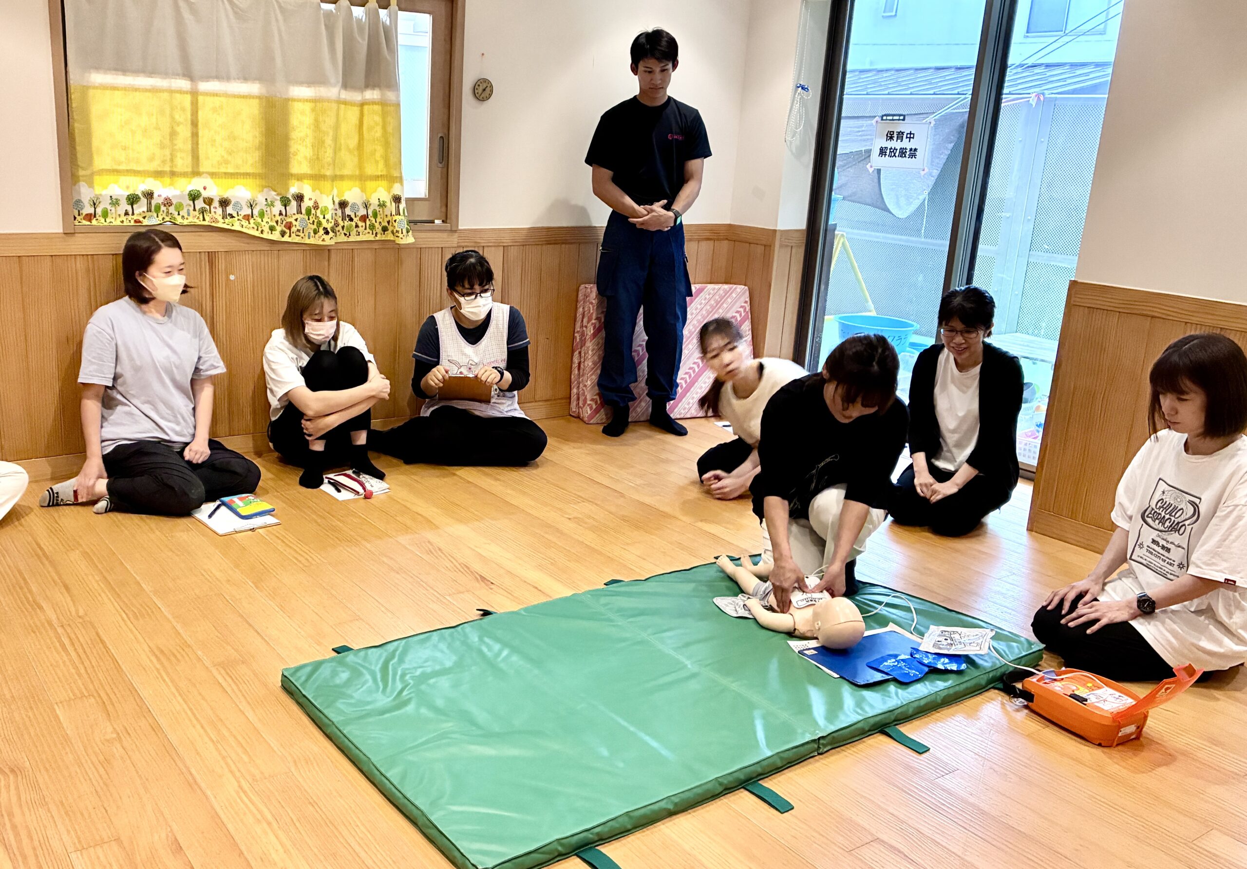 今日は湖南消防署の職員の方に来ていただき、保育士対象の救命救急研修会を開催しました。子どもたちの命を守るため、心肺蘇生とAEDの使い方を学びました。