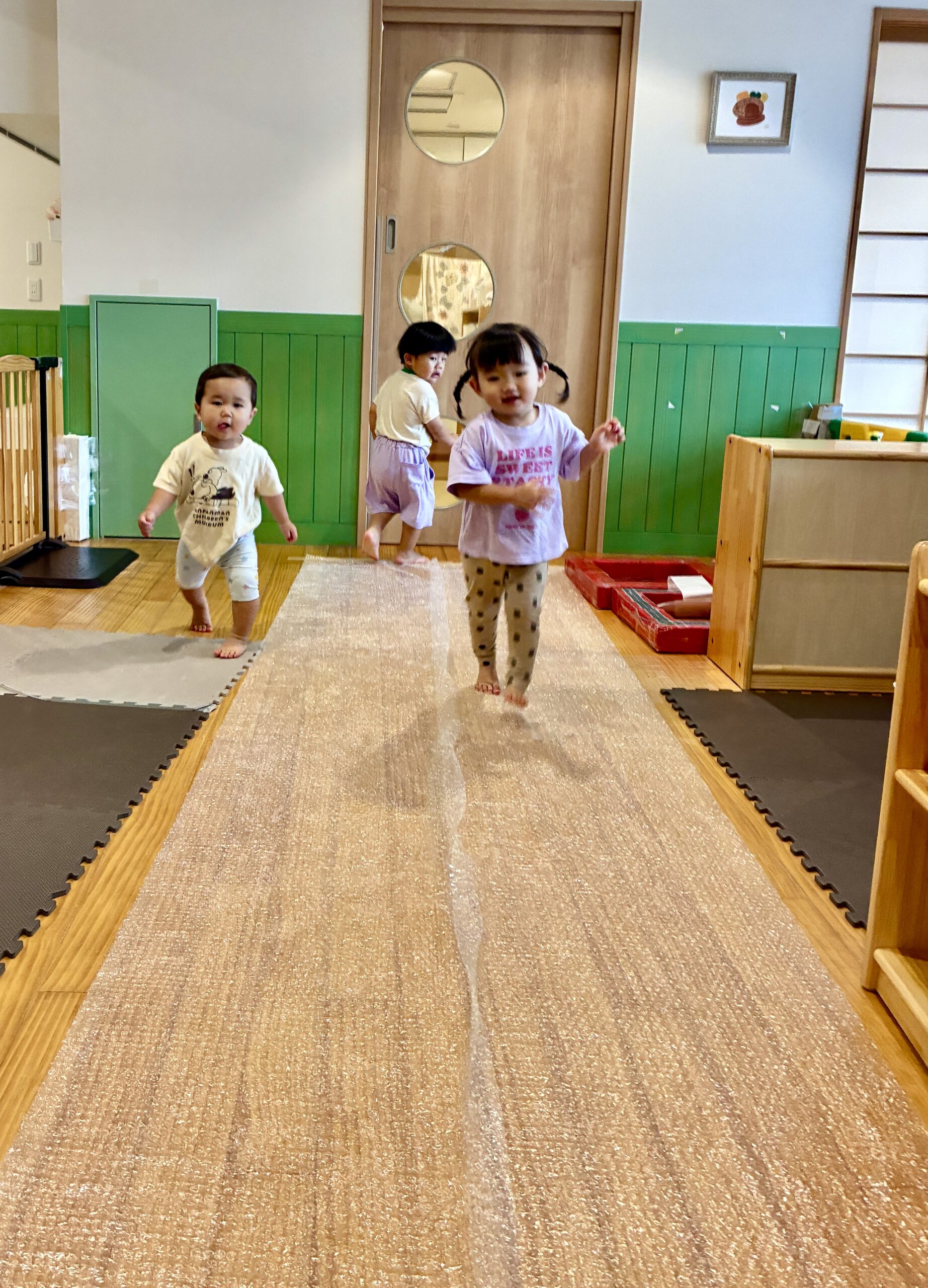 大きなプチプチの上を「よ～～い、ドン！！」プチプチして気持ちいい～～♬