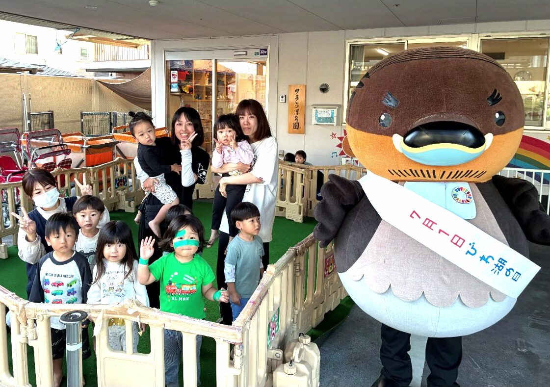 野洲のおっさんが保育園の前を通ってくれて、2歳児さんと写真を撮ってもらいました！