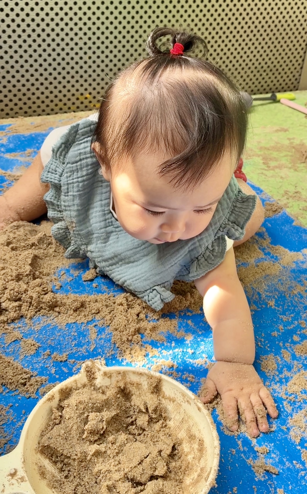 0歳児さんの、砂との出会い♬